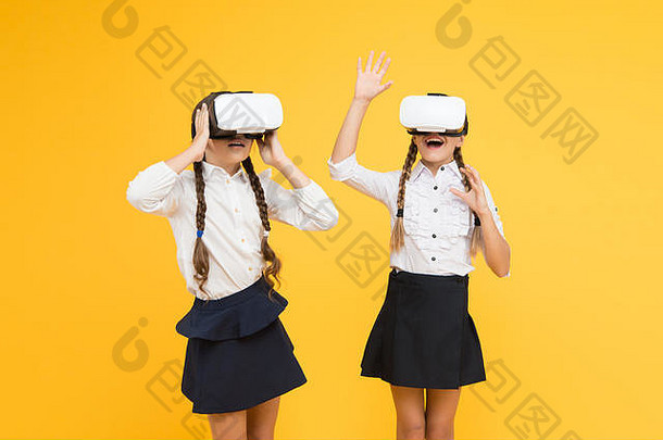 享受新的<strong>体验</strong>。快乐的孩子使用现代科技。未来教育。回到学校。数字未来与创新。虚拟现实。戴着虚拟现实耳机的小女孩。孩子们戴着无线VR眼镜。