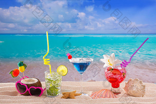 海滩热带鸡尾酒在白沙上莫吉托蓝色夏威夷在白沙上