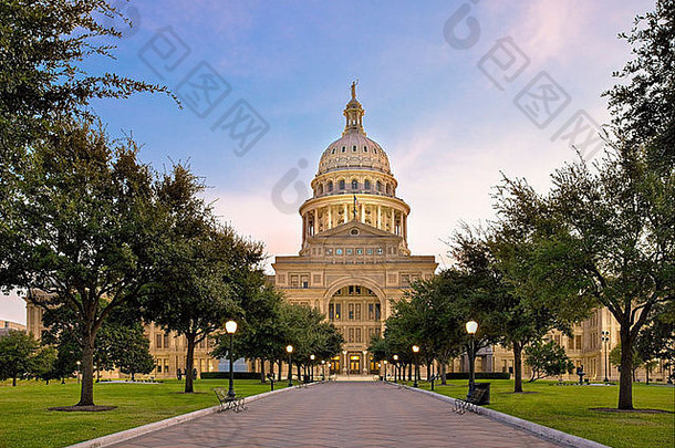 德克萨斯州奥斯汀的德克萨斯州国会<strong>大厦</strong>在柔和的晨光下醒来。