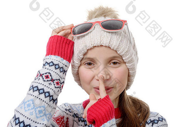 肖像年轻的女孩冬天帽孤立的白色背景