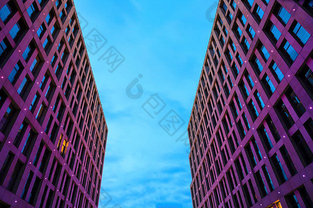 第聂伯罗彼得罗夫斯克，第聂伯罗彼得罗夫斯克，一座高楼的外墙，在夜晚蓝天的背景下，有着美丽的粉红色照明的摩天大楼