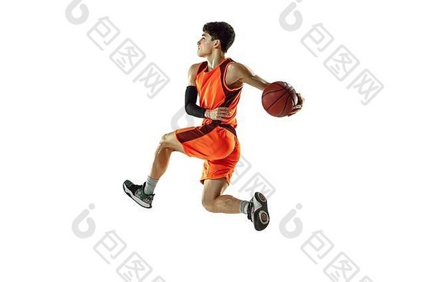年轻的篮球队员穿着运动服训练，在运动中练习，在跳跃中运动，在白色背景下独立飞行。运动、运动、活力和健康生活方式的概念。