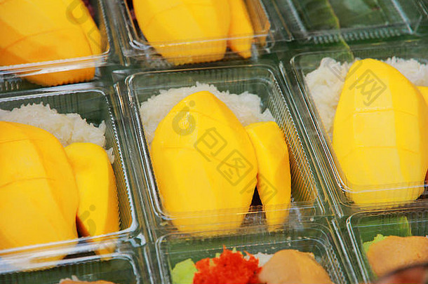 泰国风格热带甜点糯米大米吃芒果