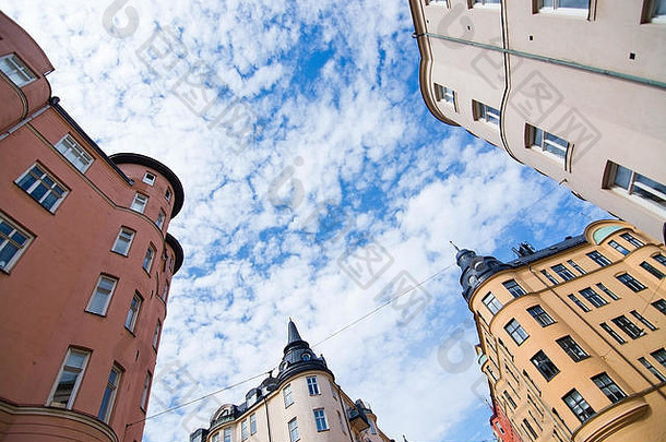 瑞典斯德哥尔摩，典型的<strong>黄米</strong>色和红色毛坯百年建筑。