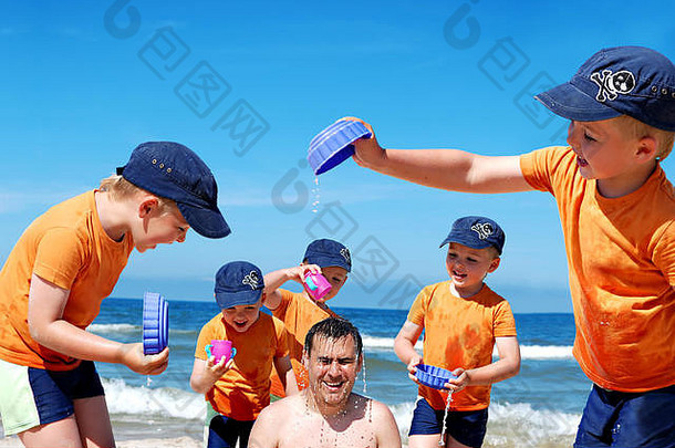 父子俩一起享受时光，在海滩上玩耍，泼水。蒙太奇照片。