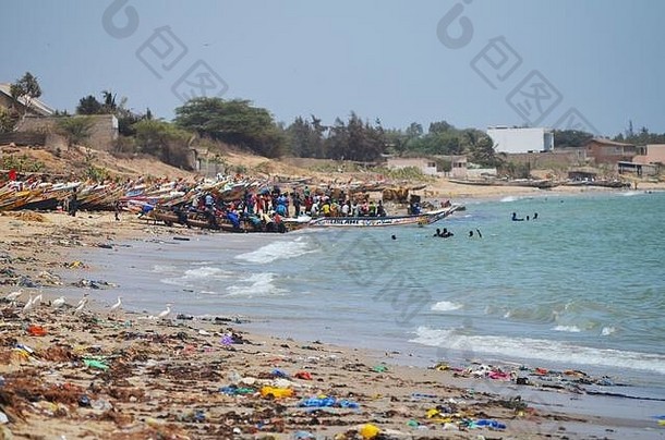 塞内加尔小科特姆巴林海滩上的塑料和其他垃圾