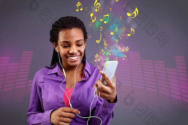 戴着耳机在智能手机上听音乐的年轻女孩