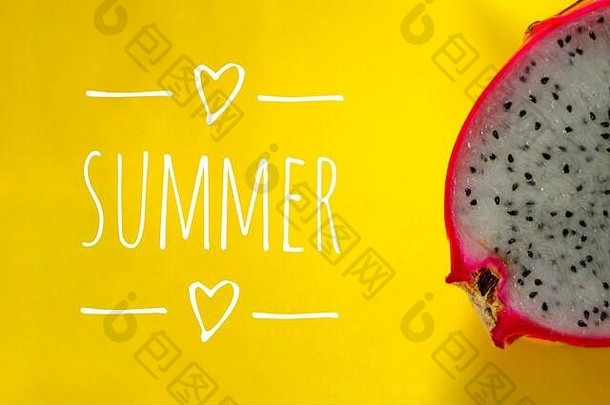 黄色背景衬托下的夏季排版背景：一片龙果片