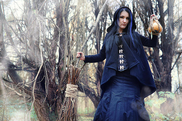 森林里穿着女巫服的女人