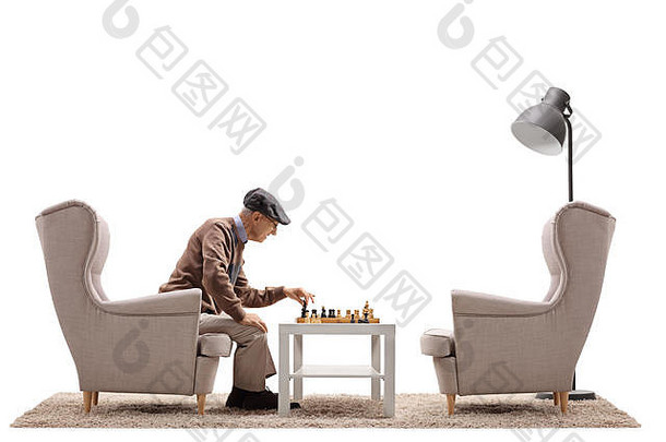 高级坐着扶手椅玩国际象棋孤立的白色背景