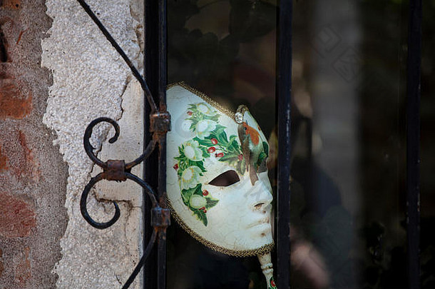 传统的威尼斯面具穿狂欢节季节窗口安静的街威尼斯