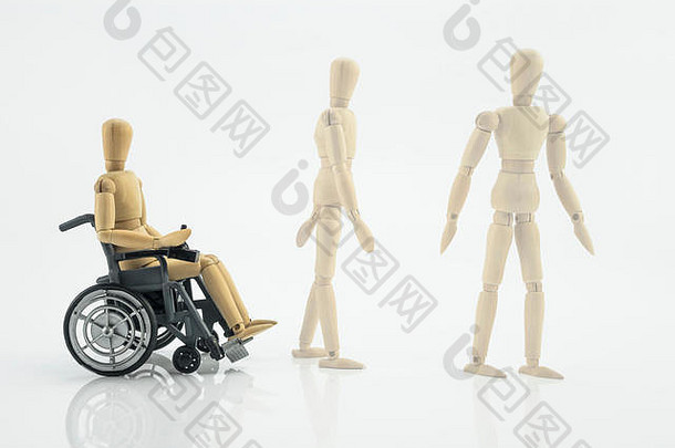 木娃娃轮椅步骤康复概念上的图像