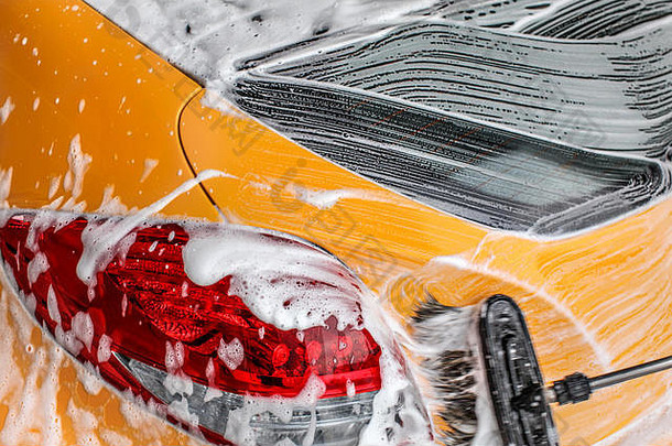 细节回来黄色的车洗洗车刷离开中风白色泡沫洗发水