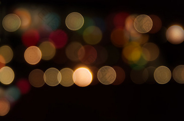 夜市路灯。圣诞节灯光的抽象圆形背景