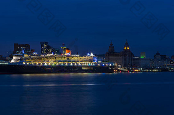 玛丽女王2号在夜间点亮-停靠在利物浦参加库纳德175<strong>周年庆</strong>典