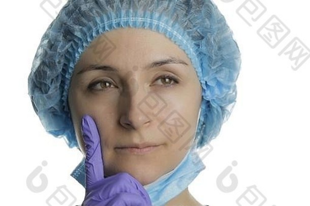 特写镜头年轻的医生正在思考。戴着口罩的成年女医务人员，手托下巴，看上去很体贴。寻找正确的解决方案。白色背景