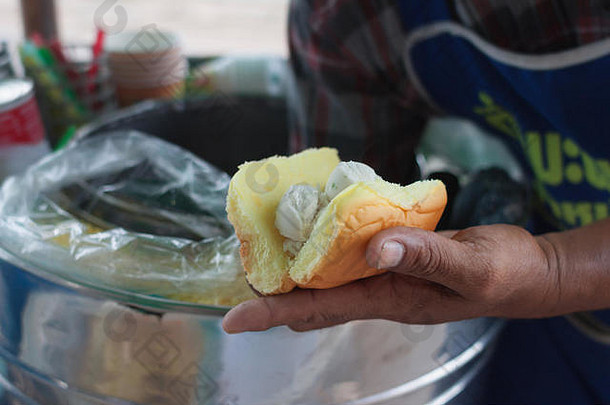 马鞍挖椰子冰淇淋超过花生牛奶沙拉酱面包传统的椰子冰淇淋泰国