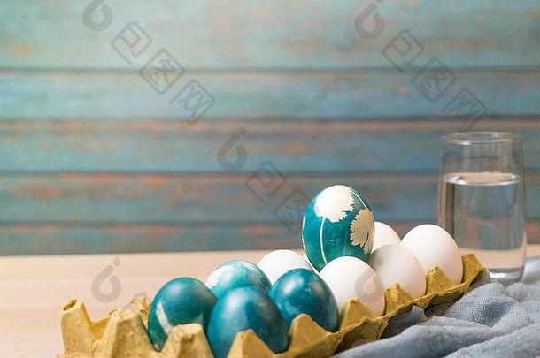 快乐复活节有机蓝色的复活节蛋站白色颜色<strong>鸡</strong>蛋等待绘画复活节假期装饰复活节概念背景