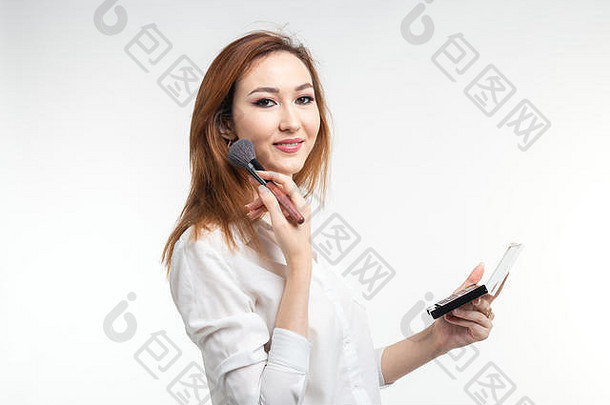化妆艺术家美化妆品概念朝鲜文女化妆艺术家化妆刷眼睛阴影调色板白色背景