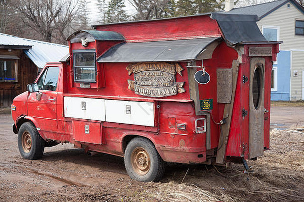 木雕师的艺术红色移动卡车。美国威斯康星州沃什本