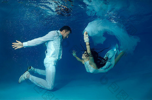 新娘和新郎，游泳池里的水下<strong>婚礼</strong>