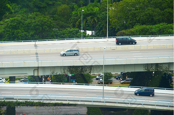 新加坡现代立交桥上的汽车