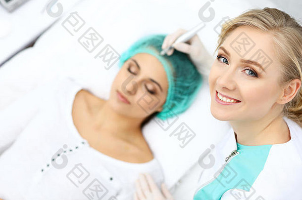 专业美容师眉纹身女人脸永久眉毛化妆美沙龙特写镜头美容治疗