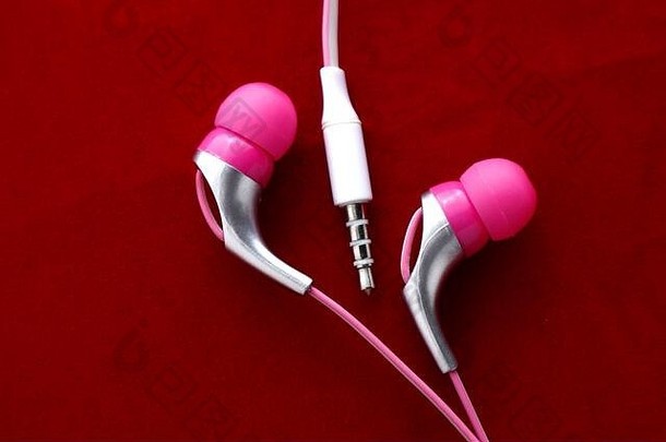 照片一对粉红色的彩色的耳机