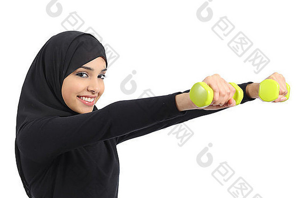 在白色背景下练习举重的阿拉伯健身女子