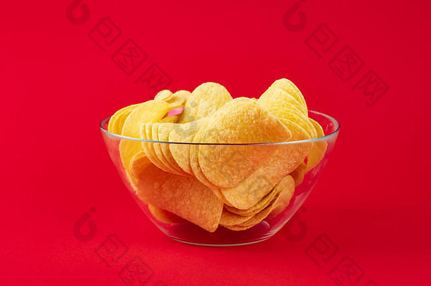 一碗鲜红色背景的薯片。极简主义形象，生动色彩，吸引眼球的快餐