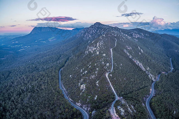 日落时罗兰山区域保护区和奥利弗路的空中全景图。澳大利亚塔斯马尼亚州罗兰山
