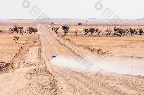 <strong>丰田</strong>Hilux皮卡车在穿越纳米比亚的纳米布沙漠时产生了尘雾