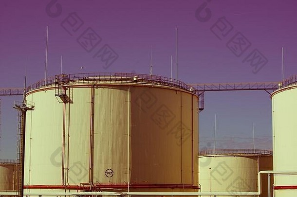 炼油厂的原油储罐。石油储罐。石油产品储存罐。炼油厂的领地。