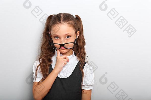 思考持怀疑态度学生女孩长头发风格时尚眼镜手脸统一的蓝色的背景
