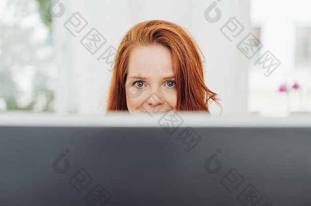 快乐年轻的女商人桌面电脑监控相机微笑眼睛