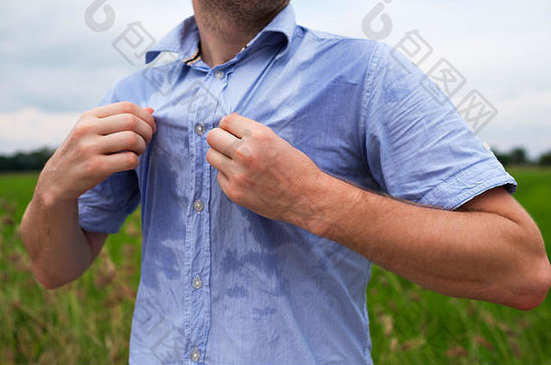男人。多汗出汗严重腋窝蓝色的衬衫孤立的灰色