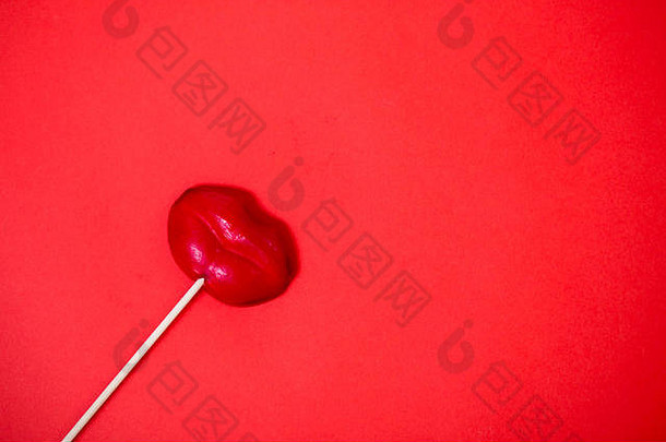 甜蜜的红色的棒棒糖形状嘴唇颜色棒棒糖珊瑚背景复制空间前视图情人节一天糖果糖果最小的凹陷