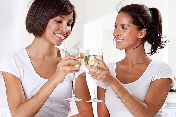 两个喝白葡萄酒的女人