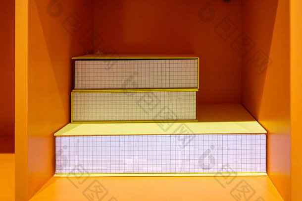 橙色货架上书形状的容器复制空间