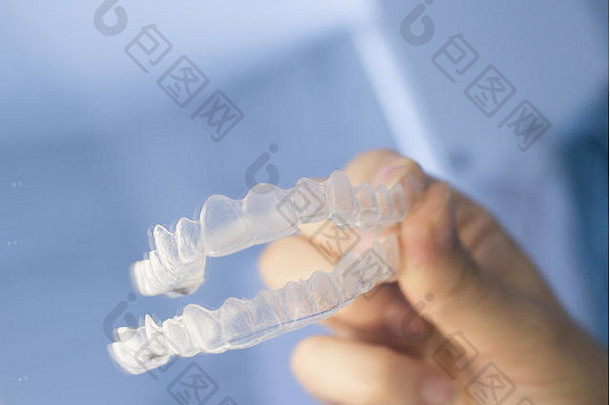 牙科诊所牙医手术中的正畸临时可移动<strong>矫正</strong>器