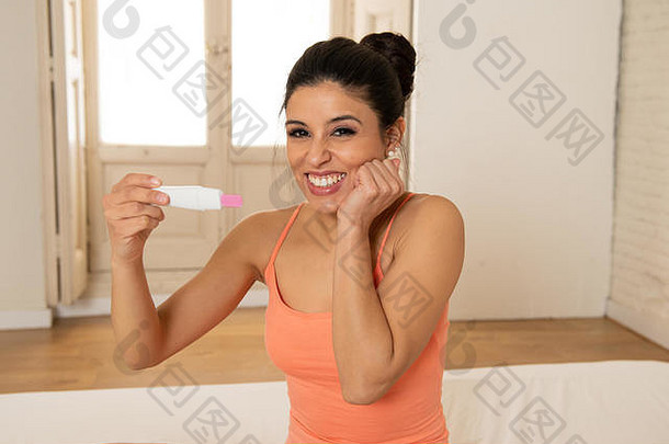 年轻的美丽的拉丁女人怀孕测试感觉快乐兴奋积极的结果卧室首页孕妇女预计