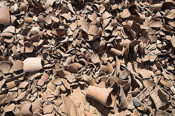 北非埃及东部沙漠戴达姆斯罗马要塞沙漠地面上成堆的古代陶器碎片