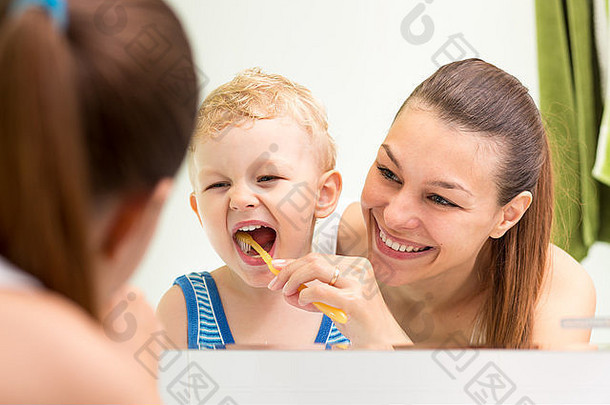 母亲教孩子刷牙