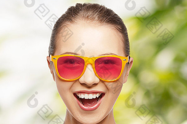 快乐十几岁的女孩粉红色的太阳镜