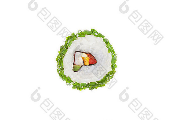美味的加州maki寿司片，白色背景上有切碎的韭菜。日本料理食物。