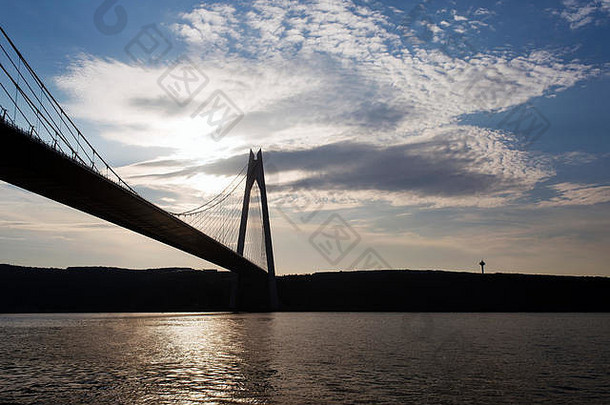 日落时伊斯坦布尔博斯普鲁斯海峡的新桥