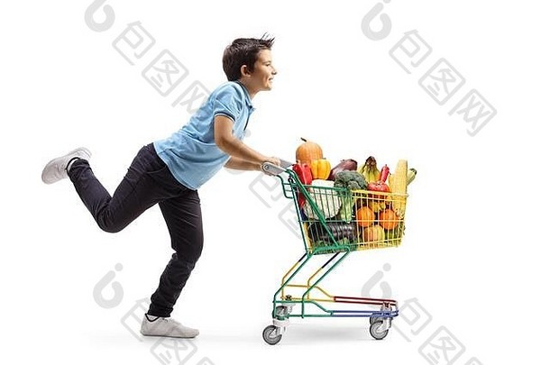 完整的长度配置文件拍摄男孩运行推购物车水果蔬菜孤立的白色背景