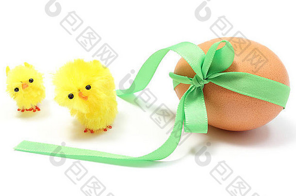 有趣的复活节鸡和复活节彩蛋，带有绿色丝带，可作为礼物、复活节装饰、鸡或蛋。白色背景