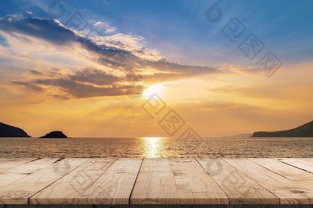 空木桌和海岸上的日落景观，波浪与显示蒙太奇