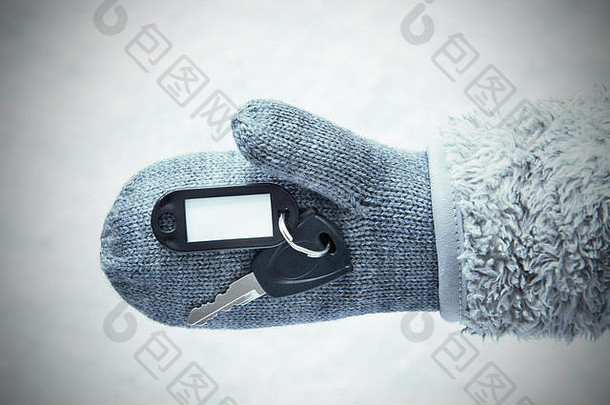 羊毛手套，带汽车钥匙链，雪地背景